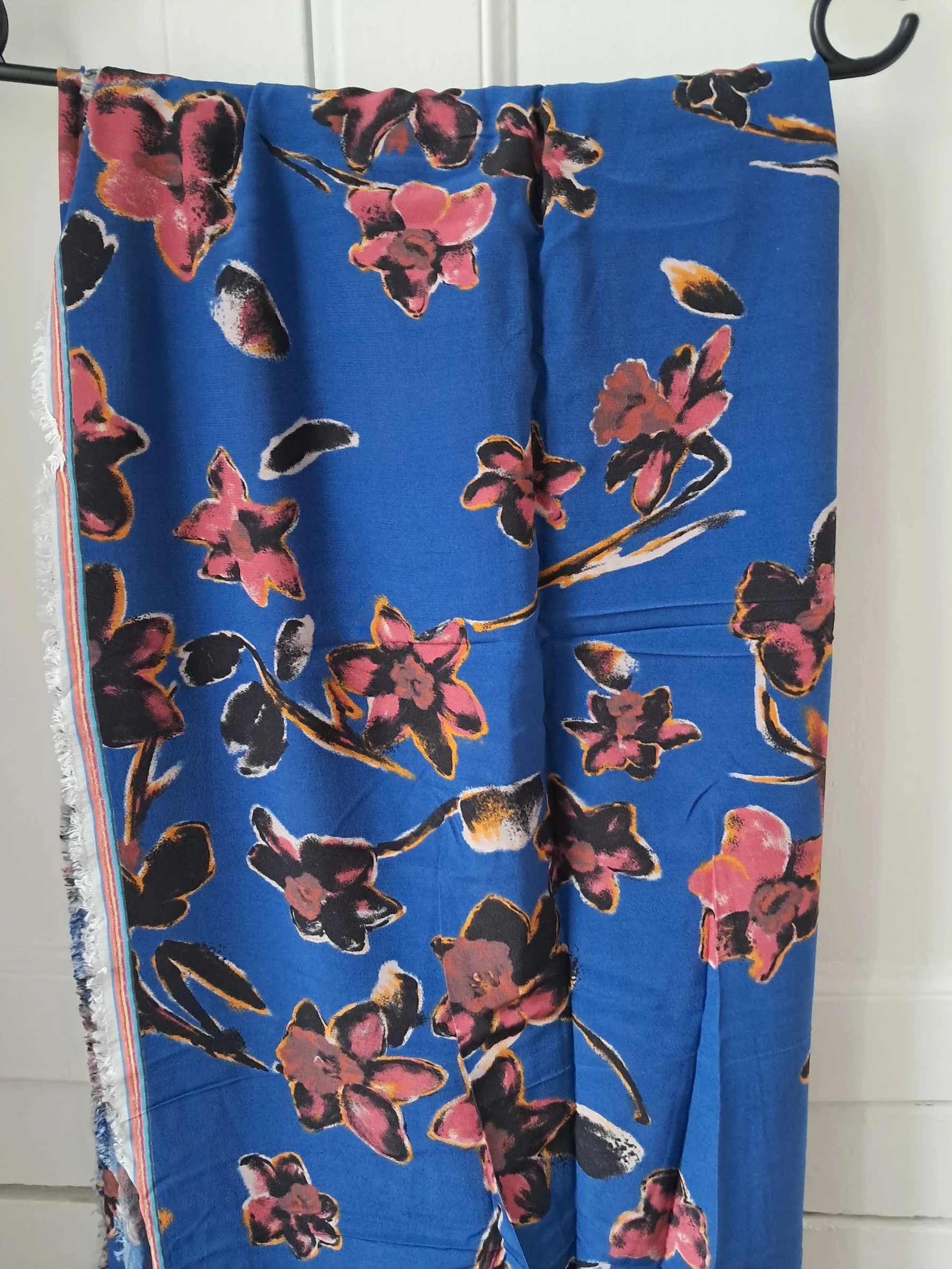 TISSU - Viscose large pink, brown, yellow beige flowers on a blue cæruleum background – photo 2